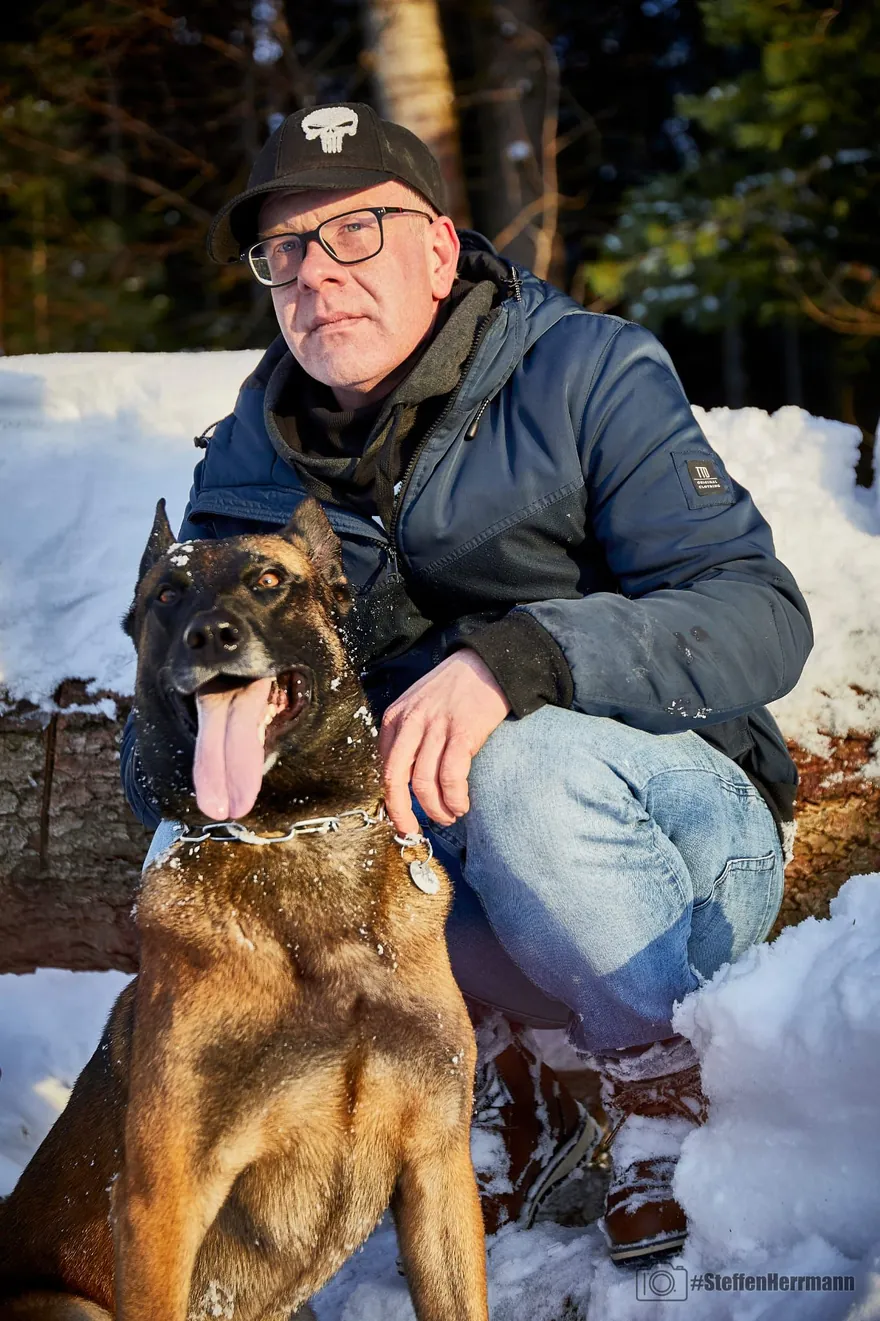 Marco – Inhaber der Marcos Dog Academy, mit seinem Hund